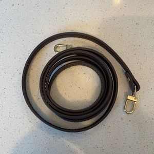 Flexible leather cross body strap for damier ebene